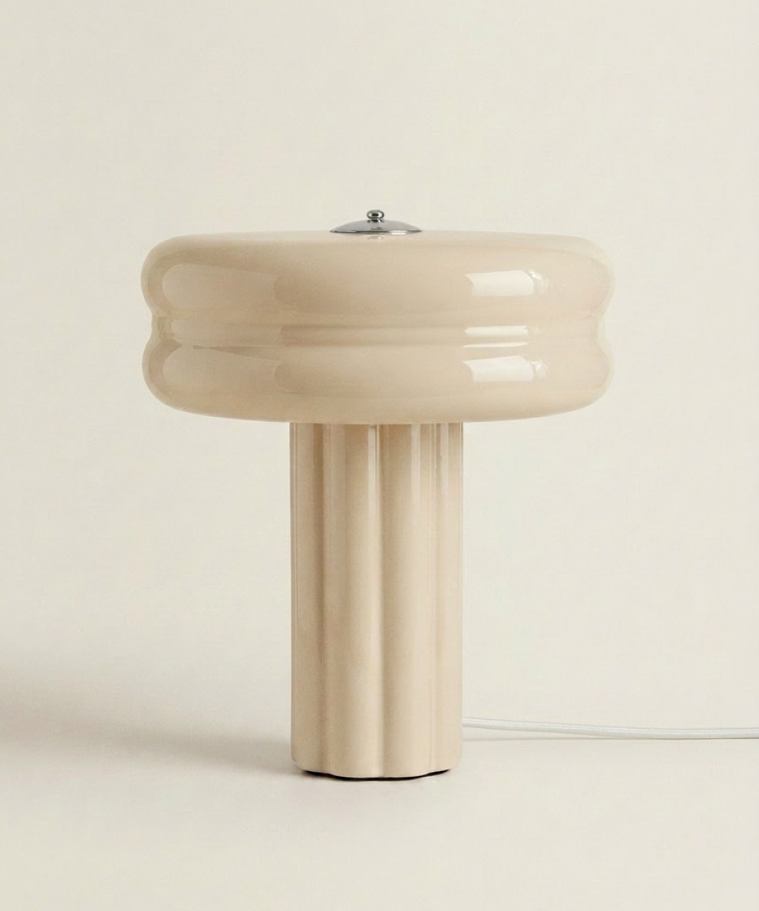 The Affiné Table Lamp in Crème Beige with textile cable – hand-blown glass.