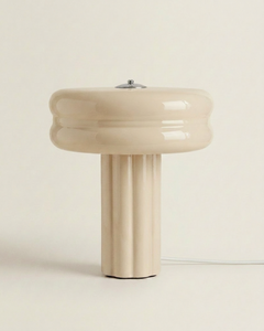 The Affiné Table Lamp in Crème Beige with textile cable – hand-blown glass.