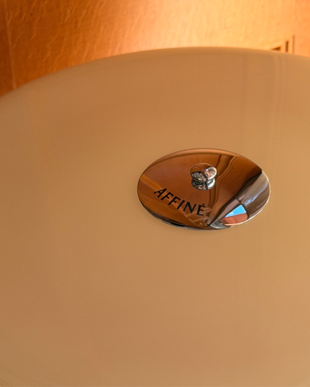 Close-up of the metal detail on the Affiné Table Lamp Crème Beige.